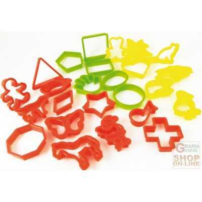 FACKELMANN 25 COOKIE CUTTERS IN ABS ASSORTED SHAPES AND COLORS